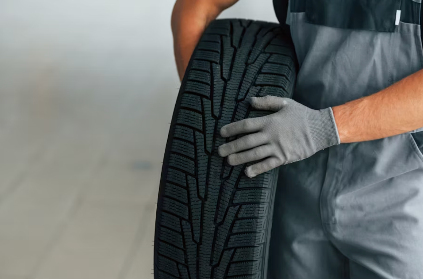 ¿Cómo afecta la alineación y balanceo al desgaste de llantas?