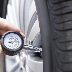 Revisar la presión de tus llantas es más importante de lo que piensas. Te decimos por qué
