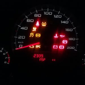 Guía para Actuar Cuando se Prenden los Testigos de Tu Auto: ¡No Entres en Pánico!