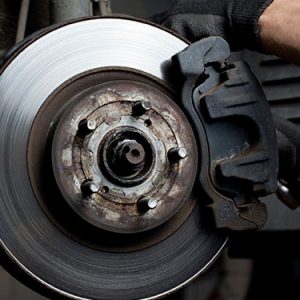 ¿Qué puede ocasionar problemas de frenado?