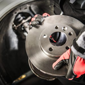 ¿Qué puede ocasionar problemas de frenado?